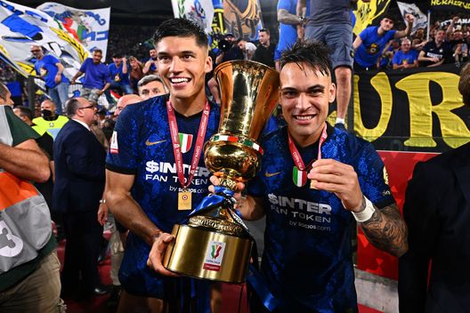 Roma, Italia - 11 maggio 2023: Joaquin Correa e Lautaro Martinez col trofeo della Coppa Italia. (Foto di Mattia Ozbot - Inter/Inter via Getty Images) Correa al Botafogo, è ufficiale: l’ex Inter giocherà il Mondiale per Club- immagine 3
