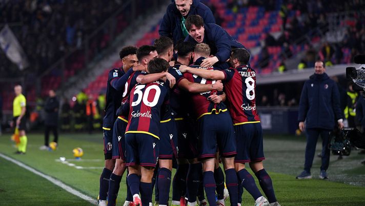 BOLOGNA, ITALY - FEBRUARY 01: Lorenzo De Silvestri of Bologna celebrates scoring his team's first goal with teammates during the Serie A match between Bologna and Como at Stadio Renato Dall'Ara on February 01, 2025 in Bologna, Italy. (Photo by Alessandro Sabattini/Getty Images) Cor Bo – Una notte per sognare. I bolognesi a Bergamo saranno 1500- immagine 1