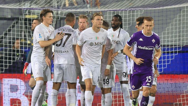 FLORENCE, ITALY - SEPTEMBER 13: Kevin De Bruyne of SSC Napoli celebrates after scoring a goal during the Serie A match between ACF Fiorentina and SSC Napoli at Artemio Franchi on September 13, 2025 in Florence, Italy. (Photo by Gabriele Maltinti/Getty Images) Top 100 del 2025, svelate le ultime 30 posizione: presenti due calciatori del Napoli - immagine 1
