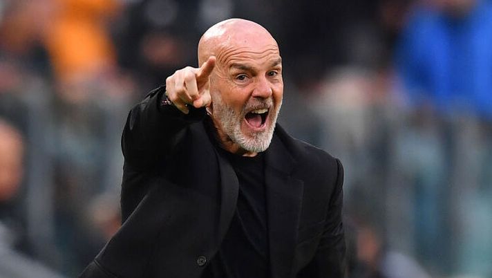 TURIN, ITALY - APRIL 27: Stefano Pioli, Head Coach of AC Milan, gives the team instructions during the Serie A TIM match between Juventus and AC Milan at Allianz Stadium on April 27, 2024 in Turin, Italy. (Photo by Valerio Pennicino/Getty Images) Pioli: “Ecco perché ho preferito Pulisic a Chukwueze. Thiaw ha i mezzi, critiche e voci su di me…” - immagine 1