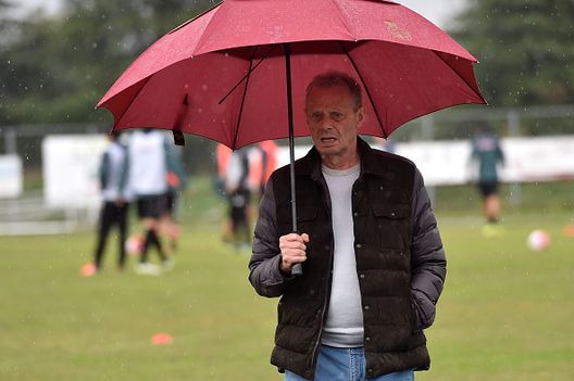 Allenamento a Gradisca d'Isonzo, Maurizio Zamparini sotto la pioggia (Puglia/Getty) Palermo, tre anni fa l’addio a Zamparini: il dogma del patron e l’anima di Maurizio- immagine 15