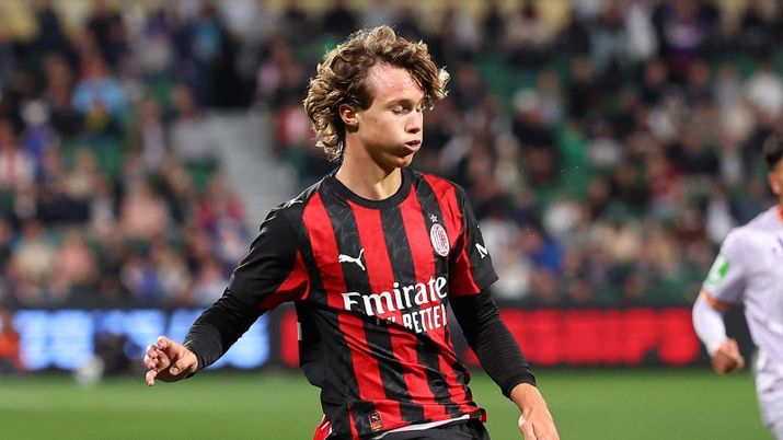 Christian Comotto, centrocampista AC Milan, rientra in rossonero dal prestito allo Spezia nel calciomercato estivo 2026 | Milan News (Credits foto: Getty Images) Christian Comotto, centrocampista AC Milan, rientra in rossonero dal prestito allo Spezia nel calciomercato estivo 2026