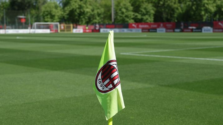 Bandiera col logo del Milan al 'Vismara PUMA House of Football'
