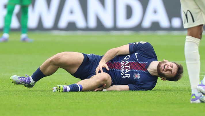 Khvicha Kvaratskhelia del Paris Saint-Germain reagisce durante la partita McDonald's di Ligue 1 tra Paris Saint-Germain FC e RC Lens al Parc des Princes il 14 settembre 2025 a Parigi, Francia. (Foto di Tnani Badreddine/DeFodi Images/DeFodi tramite Getty Images) Kvara Psg Infortunato