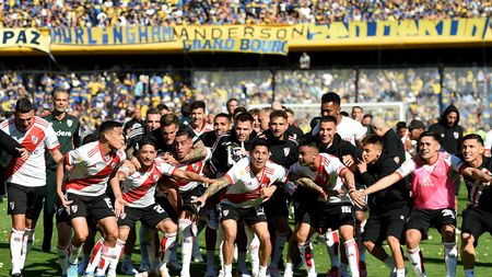 BUENOS AIRES, ARGENTINA - OCTOBER 01: Enzo Pérez (C) of River Plate celebrates with teammates after winning the match between Boca Juniors and River Plate as part of Copa de la Liga Profesional 2023 at Estadio Alberto J. Armando on October 01, 2023 in Buenos Aires, Argentina. (Photo by Marcelo Endelli/Getty Images)