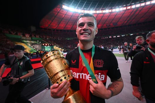 Berlino, Germania - 25 maggio 2024: Granit Xhaka col trofeo della DFB-Pokal. (Foto di Stuart Franklin/Getty Images) UFFICIALE – Granit Xhaka al Sunderland: niente Italia per lo svizzero- immagine 4