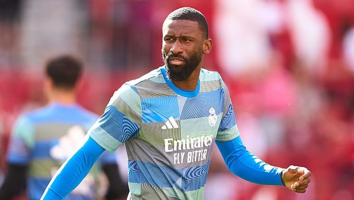 SEVILLE, SPAIN - MAY 17: Antonio Rudiger of Real Madrid warms up during the LaLiga EA Sports match between Sevilla FC and Real Madrid CF at Estadio Ramon Sanchez Pizjuan on May 17, 2026 in Seville, Spain. (Photo by Fran Santiago/Getty Images) Romano: “Rudiger, accordo raggiunto col Real Madrid: i dettagli sulla firma del difensore” - immagine 1