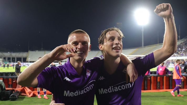 FLORENCE, ITALY - OCTOBER 6: Albert Gudmundsson and Edoardo Bove of ACF Fiorentina celebrates the victory after the Serie A match between Fiorentina and Milan at Stadio Artemio Franchi on October 6, 2024 in Florence, Italy. (Photo by Gabriele Maltinti/Getty Images) Da Genova: “Gudmundsson non era sereno. Secondo grado? Potrebbe non esserci” - immagine 1