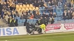 Steward travolti in campo, scontri con la polizia: Vitesse, la furia ultrà