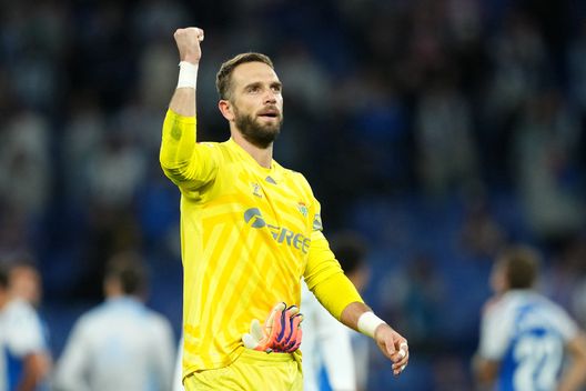 BARCELONA, SPAIN - OCTOBER 05: Pau Lopez of Real Betis celebrates after the team's victory in the LaLiga EA Sports match between RCD Espanyol de Barcelona and Real Betis Balompie at RCDE Stadium on October 05, 2025 in Barcelona, Spain. (Photo by Alex Caparros/Getty Images) Abraham ferma il Galatasaray, Pau Lopez eroe della serata e l’esordio di Sensi: il week-end degli ex Serie A- immagine 2