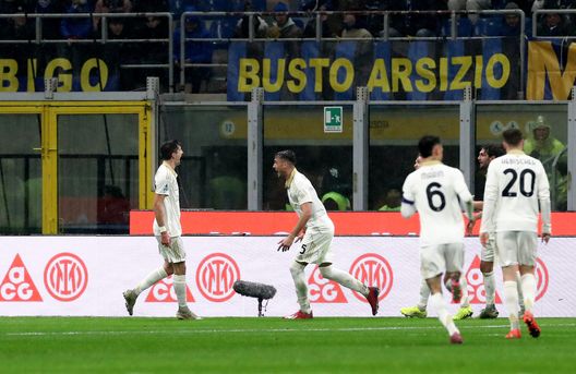 MILANO, ITALIA - 23 GENNAIO: Stefano Moreo del Pisa SC festeggia il secondo gol della sua squadra insieme ai compagni durante la partita di Serie A tra FC Internazionale e Pisa SC allo Stadio Giuseppe Meazza il 23 gennaio 2026 a Milano, Italia. (Photo by Marco Luzzani/Getty Images) Inter-Pisa, prima fuga Scudetto: sei gol, sei punti di vantaggio ma due problemi da risolvere- immagine 4