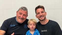 FOTO Mertens torna a Napoli, visita alla squadra a Castel Volturno: l’indizio social