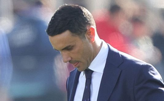 FLORENCE, ITALY - FEBRUARY 16: Head coach Raffaele Palladino of ACF Fiorentina looks down during the Serie A match between Fiorentina and Como at Stadio Artemio Franchi on February 16, 2025 in Florence, Italy. (Photo by Gabriele Maltinti/Getty Images) Bucchioni: “Palladino non è pronto per certi livelli. Adesso salvare il salvabile”- immagine 2