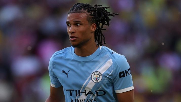 Nathan Aké, difensore Manchester City, obiettivo del Milan per il calciomercato estivo 2026