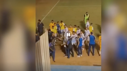 VIDEO / Follia nella seconda divisione brasiliana: rissa in campo, poliziotto spara…