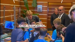 Hojlund cuore d’oro: chiede di far entrare i bimbi per foto e selfie VIDEO CN1926