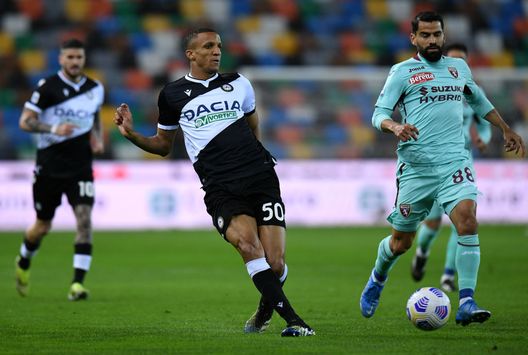 UDINE, ITALY - APRIL 10: Rodrigo Becao of Udinese Calcio passes the ball whilst under pressure from Tomas Rincon of Torino FC during the Serie A match between Udinese Calcio and Torino FC at Dacia Arena on April 10, 2021 in Udine, Italy. Sporting stadiums around Italy remain under strict restrictions due to the Coronavirus Pandemic as Government social distancing laws prohibit fans inside venues resulting in games being played behind closed doors. (Photo by Alessandro Sabattini/Getty Images) Calciomercato, il punto: il West Ham pensa a Schuurs, il Toro su Becao- immagine 4