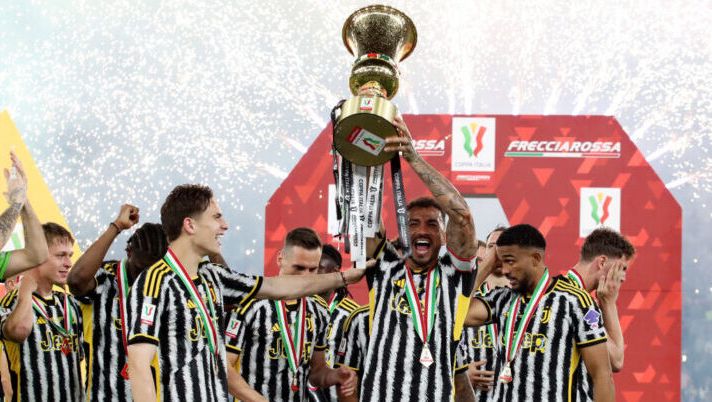 ROME, ITALY - MAY 15: Danilo of Juventus lifts the Coppa Italia trophy after the team's victory during the Coppa Italia 2023/2024 Final match between Atalanta BC and Juventus FC at Olimpico Stadium on May 15, 2024 in Rome, Italy. (Photo by Paolo Bruno/Getty Images) Coppa Italia 24-25, il tabellone completo: possibile derby in semifinale, tutti gli incroci - immagine 1