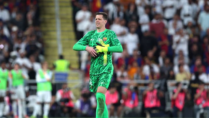 JEDDAH, SAUDI ARABIA - JANUARY 12: Wojciech Szczesny of FC Barcelona leaves the pitch after being shown a red card by Match Referee Jesus Gil Manzano (not pictured) during the Spanish Super Cup Final between Real Madrid and FC Barcelona at King Abdullah Sports City on January 12, 2025 in Jeddah, Saudi Arabia. (Photo by Yasser Bakhsh/Getty Images) Szczesny racconta: “Addio all’Arsenal doloroso e dopo la Roma potevo tornare” - immagine 1