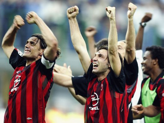 MILAN - MAY 13: Paolo Maldini of AC Milan celebrates victory with his team mates after the UEFA Champions League semi final second leg match between Inter Milan and AC Milan on May 13, 2003 at the San Siro Stadium in Milan, Italy. The match ended in a 1-1 draw, AC Milan go through on the away goals rule. (Photo by Clive Mason/Getty Images) milan-inter-partite-importanti-storiche-champions-league-formazioni-ricordi-memories-amarcord