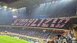Quanti tifosi avversari all’uscita dallo stadio…”E chi non salta…”