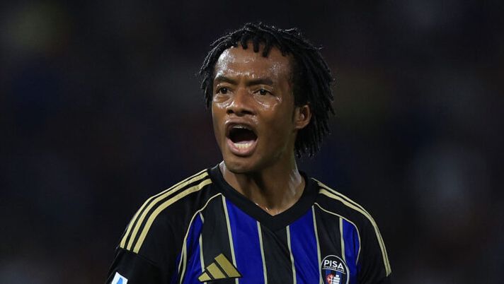PISA, ITALY - AUGUST 30: Juan Cuadrado of Pisa Sporting Club reacts during the Serie A match between Pisa SC and AS Roma at Arena Garibaldi on August 30, 2025 in Pisa, Italy. (Photo by Gabriele Maltinti/Getty Images) Pisa, i tempi di recupero di Akinsanmiro e cosa filtra sulle condizioni di Cuadrado - immagine 1