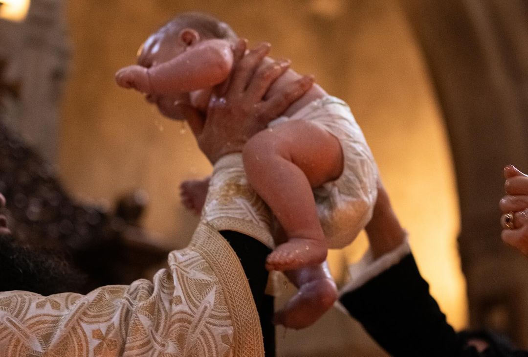 Su Instagram la moglie Nitsa ha pubblicato le immagini del battesimo