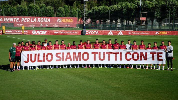 ROME, ITALY - JULY 29: The AS Roma players and coach Gian Piero Gasperini sent a message of condolences to former AS Roma player Julio Sergio following the recent death in his family, ahead of today's training session at Centro Sportivo Fulvio Bernardini on July 29, 2025 in Rome, Italy. (Photo by Fabio Rossi/AS Roma via Getty Images) Roma-Cannes, i giallorossi con il lutto al braccio per Enzo Bertagnoli - immagine 1