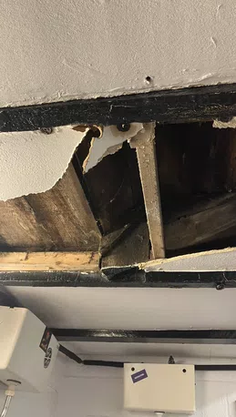 Luton Town, crolla il soffitto di un bagno nel corso del match con il Liverpool