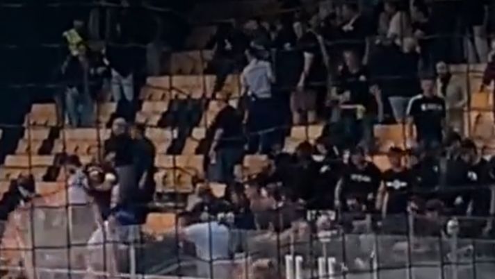 Lugano, derby ticinese: nella rissa i tifosi si scagliano contro una porta da hockey… - immagine 1