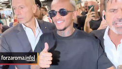 Roma, Wesley atterra e scatta la festa: tifosi in delirio alle 6 del mattino