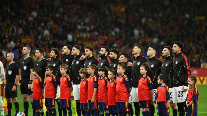 BARCELONA, SPAIN - MARCH 31: Egypt players line up during the National Anthems prior to an international friendly match between Spain and Egypt at RCDE Stadium on March 31, 2026 in Barcelona, Spain. (Photo by David Ramos/Getty Images) Egitto, per la Fifa la maglia non va bene: sarà costretto a cambiarla per i Mondiali - immagine 1