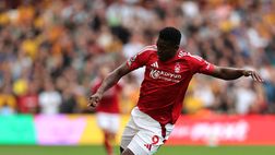 Dramma in campo: l’attaccante del Nottingham Forest Taiwo Awoniyi in coma farmacologico dopo uno scontro con il palo