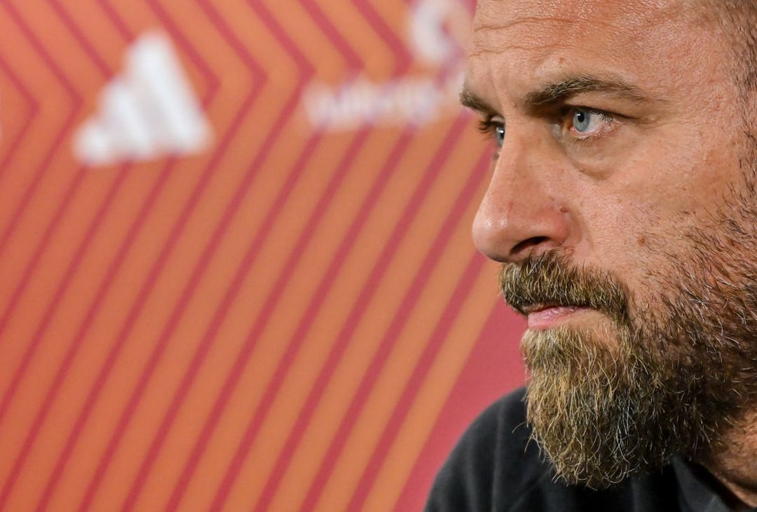 Roma, la conferenza stampa di De Rossi alla vigilia del Genoa – FOTO GALLERY - immagine 5