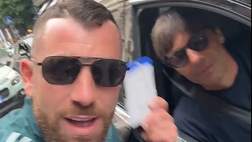 Il popolo napoletano saluta mister Conte: il regalo ricevuto fa sorridere tutti