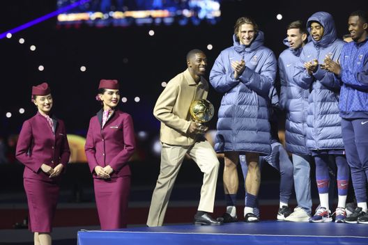 PARIS, FRANCE - SEPTEMBER 27: Ousmane Dembele #10 of Paris Saint-Germain brings his Ballon d'Or after the Ligue 1 McDonald's match between Paris Saint-Germain and AJ Auxerre at Parc des Princes on September 27, 2025 in Paris, France. (Photo by Catherine Steenkeste/Getty Images for Qatar Airways) Psg, Luis Enrique coccola il suo gioiello: “Ecco perché Dembélé ha vinto il pallone d’oro”- immagine 2