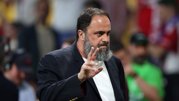 ATHENS, GREECE - MAY 29: Evangelos Marinakis, Greek Businessman and Owner of Olympiacos, Nottingham Forest and Rio Ave, gestures prior to the UEFA Europa Conference League 2023/24 final match between Olympiacos FC and ACF Fiorentina at AEK Arena on May 29, 2024 in Athens, Greece. (Photo by Michael Steele/Getty Images) Nottingham Forest, il proprietario del club Marinakis inveisce contro il tecnico - immagine 1
