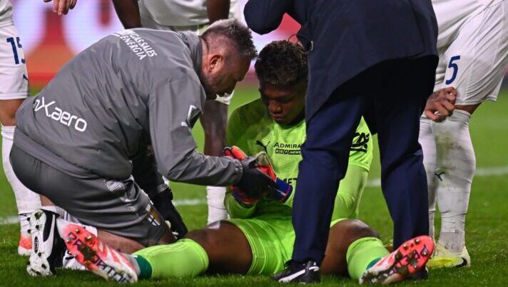 PARMA, ITALY - NOVEMBER 08: Zion Suzuki of Parma receives medical attention during the Serie A match between Parma Calcio 1913 and AC Milan at Stadio Ennio Tardini on November 08, 2025 in Parma, Italy. (Photo by Alessandro Sabattini/Getty Images) Controlli in ospedale per Suzuki! Cuesta: “Cosa dico a Cutrone, su Bernabé, Britschgi e gli infortunati…” - immagine 1