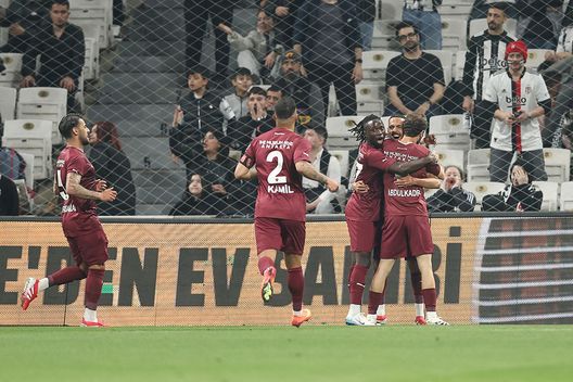 ISTANBUL, TURKEY - APRIL 20: Abdulkadir Parmak dell'Hatayspor esulta coi compagni dopo aver segnato contro il Besiktas. (Foto di Ahmad Mora/Getty Images) Hatayspor-Fenerbahçe, clamoroso poker dei padroni di casa contro Mou- immagine 2