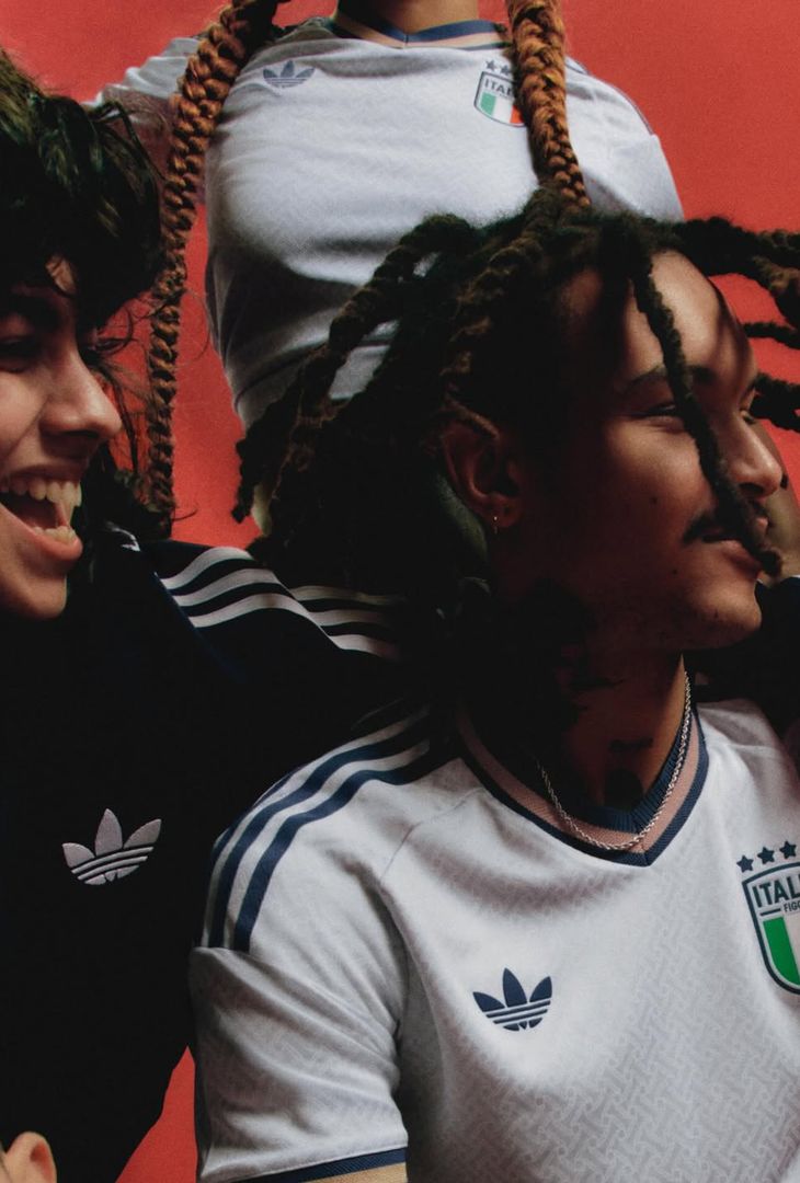 In vista dell'imminente playoff Mondiale da disputare contro l'Irlanda del Nord, la nazionale italiana ha presentato sui suoi canale social la sua nuova seconda maglia in collaborazione con adidas.