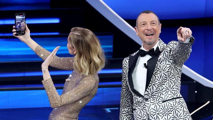 SANREMO, ITALY - FEBRUARY 07: Chiara Ferragni and Amadeus attend the 73rd Sanremo Music Festival 2023 at Teatro Ariston on February 07, 2023 in Sanremo, Italy. (Photo by D.Venturelli/Daniele Venturelli/Getty Images ) amadeus napoli