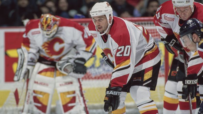 Rene Corbet #20, Left Wing for the Calgary Flames during the NHL Pre Season game against the Florida Panthers on 6th November 1999 at the Canadian Airlines Saddledome in Calgary, Canada. The Panthers won the game 6 - 3. (Photo by Ian Tomlinson/Getty Images) Flames-Oilers, NHL: dove vedere la partita in streaming gratis e diretta TV - immagine 1