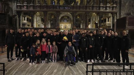 (Foto tratta da profilo X @VeneziaFC_IT) venezia-squadra-in-visita-alla-basilica-di-san-marco-e-al-campanile