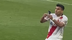 Acuña come Dybala-Guendouzi: mostra a Dumfries il parastinchi col Mondiale – VIDEO