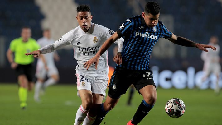 BERGAMO, ITALY - FEBRUARY 24: Mariano of Real Madrid battles for possession with Cristian Romero of Atalanta B.C. during the UEFA Champions League Round of 16 match between Atalanta and Real Madrid at Gewiss Stadium on February 24, 2021 in Bergamo, Italy. Sporting stadiums around Italy remain under strict restrictions due to the Coronavirus Pandemic as Government social distancing laws prohibit fans inside venues resulting in games being played behind closed doors. (Photo by Emilio Andreoli/Getty Images) Inter, Romero troppo caro per le casse nerazzurre: cifra folle del Tottenham - immagine 1