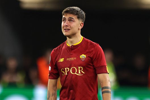 Paulo Dybala in lacrime dopo la sconfitta ai rigori in finale contro il Siviglia (Photo by Maja Hitij/Getty Images) La Roma e l’Europa League: l’andamento dei giallorossi nella seconda competizione europea- immagine 5