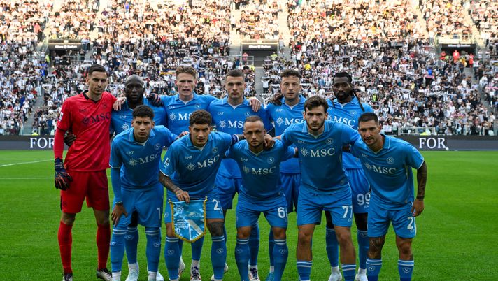 TURIN, ITALY - SEPTEMBER 21: Players of Napoli pose for a teamphoto before the Serie match between Juventus and Napoli on September 21, 2024 in Turin, Italy. (Photo by SSC NAPOLI/SSC NAPOLI via Getty Images) FOTO Serie A, la classifica: il Napoli aggancia l’Udinese al secondo posto - immagine 1
