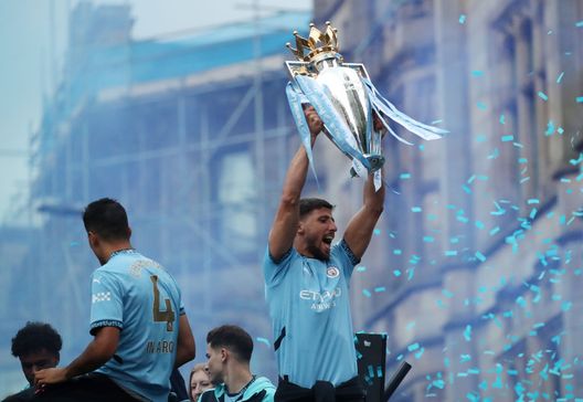 Manchester, Inghilterra - 26 maggio 2024: Ruben Dias festeggia col trofeo della Premier League durante la parata del Manchester City. (Foto di Jess Hornby/Getty Images) Tottenham-Manchester City, tutti i trofei vinti dalle due squadre inglesi- immagine 3