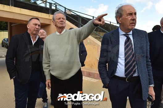Zamparini al campo d'allenamento con gli acquirenti inglesi (Puglia/Getty) Palermo, tre anni fa l’addio a Zamparini: il dogma del patron e l’anima di Maurizio- immagine 16