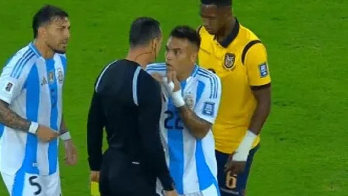 Argentina, Lautaro diffidato e ammonito: salta la prima del Mondiale? No, cosa dice il regolamento Argentina, Lautaro diffidato e ammonito: salta la prima del Mondiale? No, cosa dice il regolamento - immagine 1